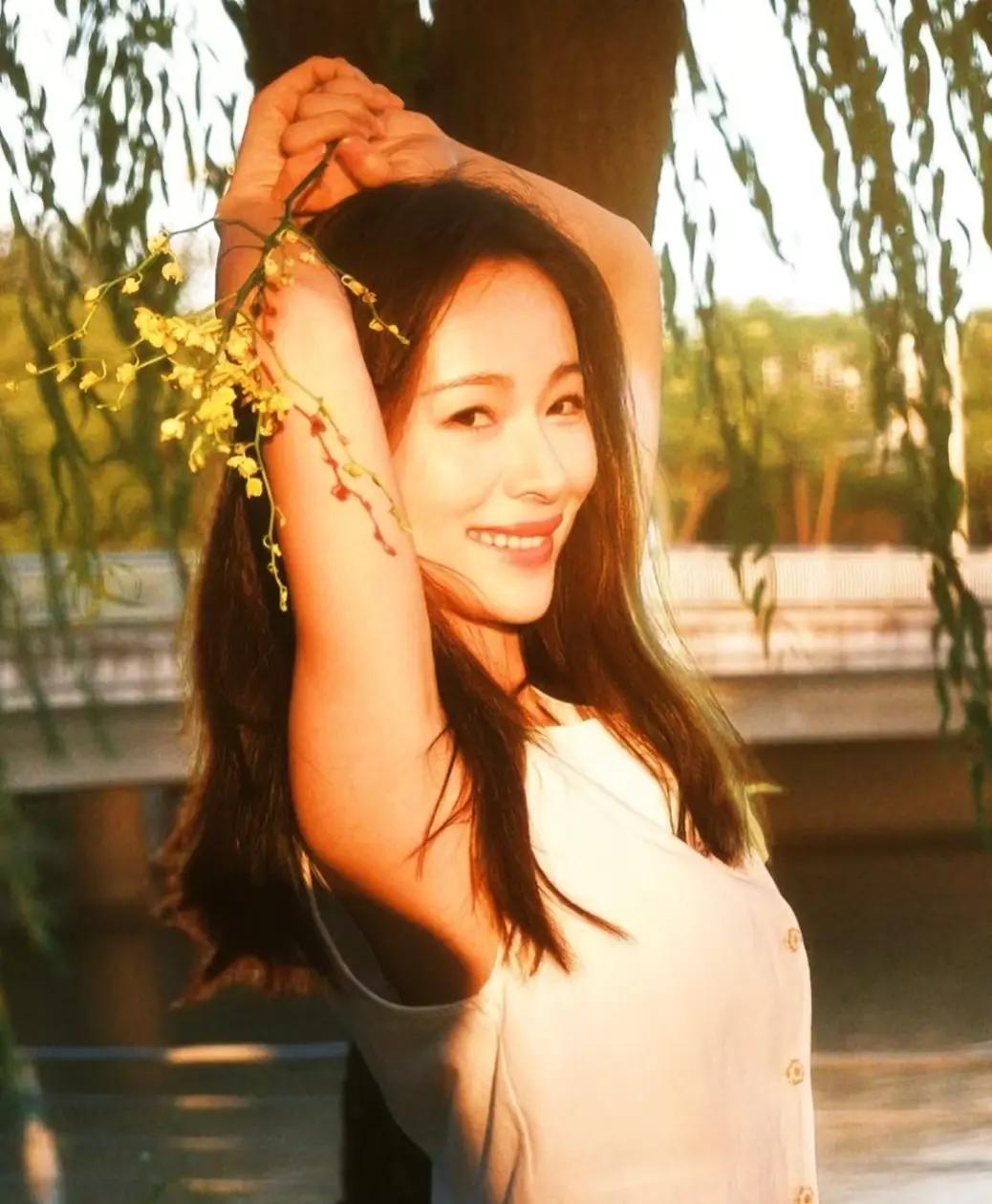 发现没？
圈里女明星要是突然复出，
十有八九藏着“人生新阶段”的信号！

就像江