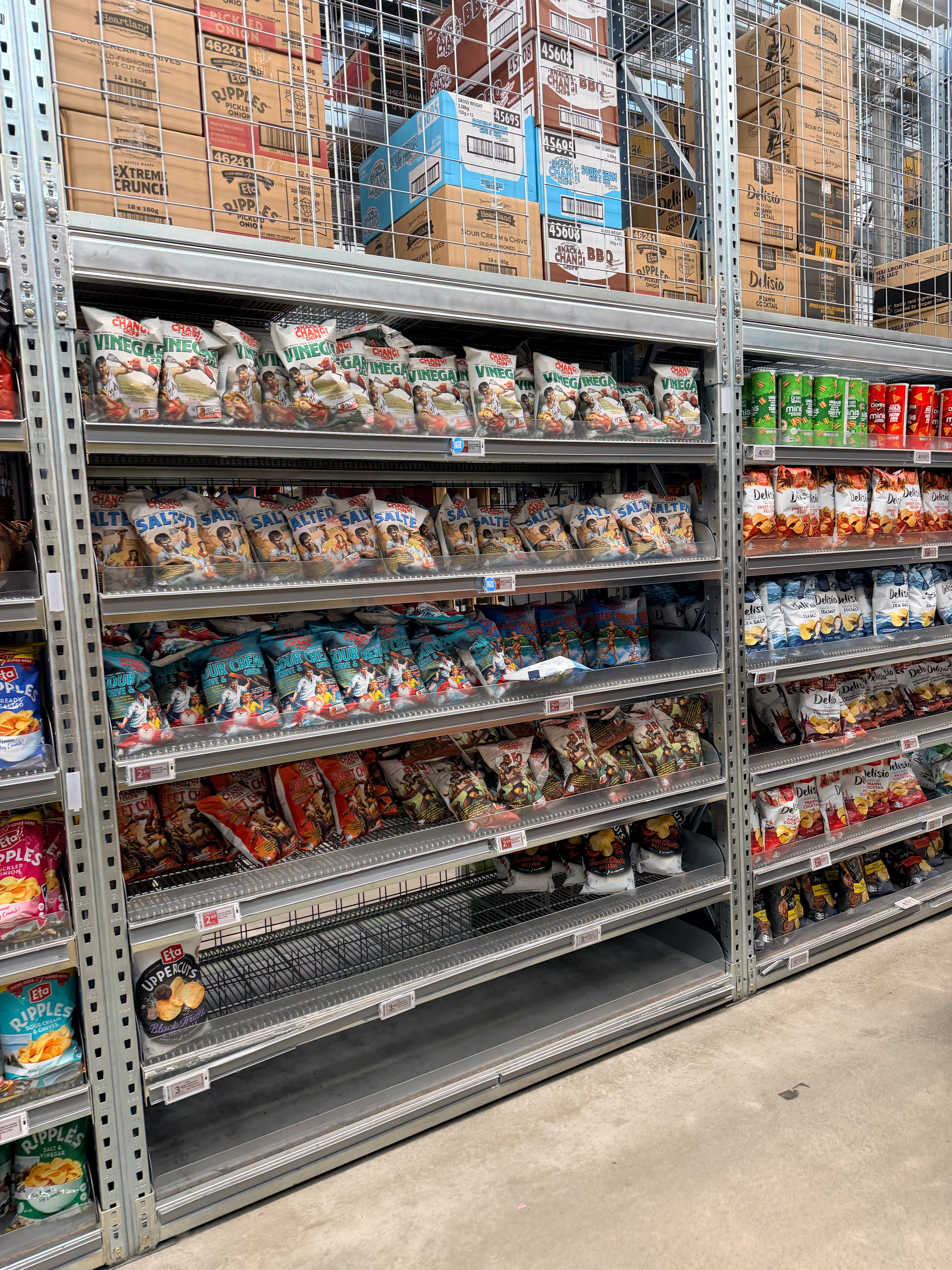 这种货架是薯片爱好者的天堂吧我几乎每次来都买，太好吃了无糖立顿柠檬茶很提神 