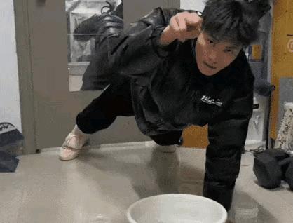 我只想运动完好好洗个脸，没想到被人推门撞到了盆子里