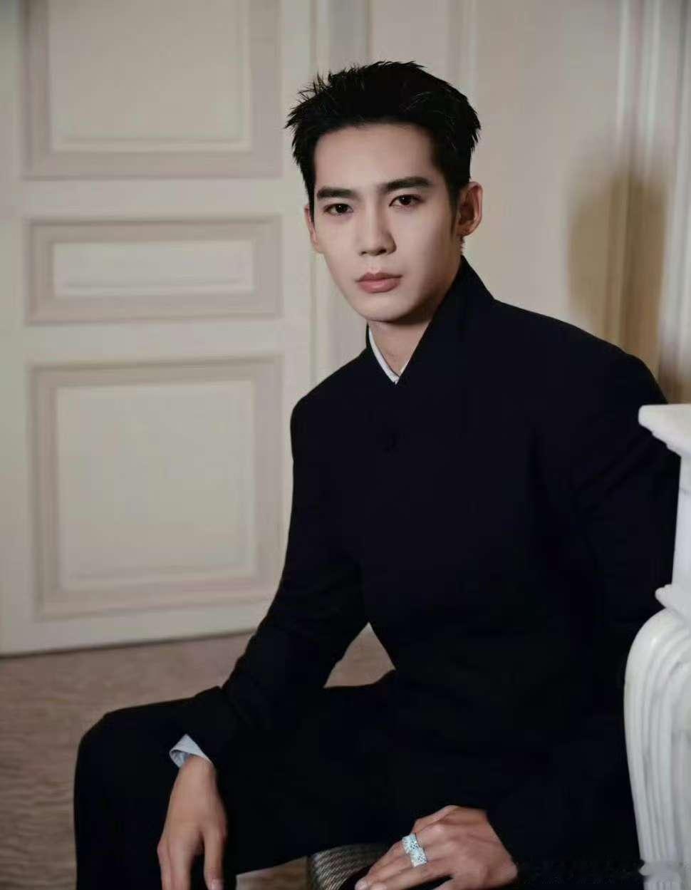 于适李昀锐将出席巴黎时装周李昀锐于适巴黎男装周于适李昀锐将亮相巴黎男装周，哇塞，