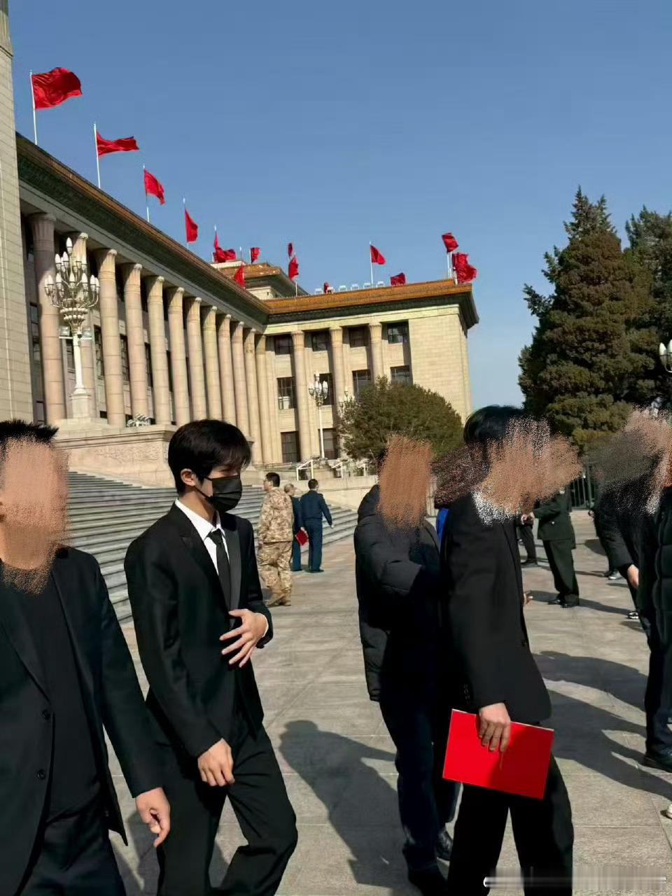 易烊千玺年参加春节团拜会路透 好正网友偶遇了易烊千玺