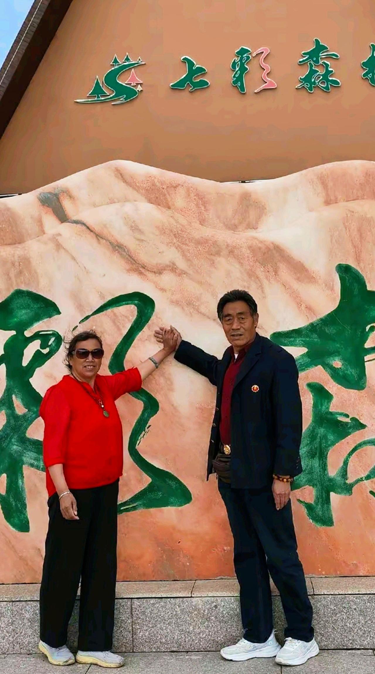这七彩森林的石头，比我家的电视还大！我和朋友手拉手，假装是“大力士”，结果风一吹