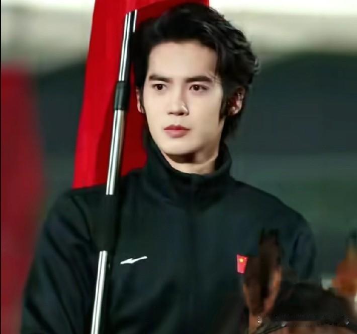 于适这颜值也太“小李飞刀”了！
剑眉星目又带点少年气，
妥妥小说里走出的鲜衣怒马