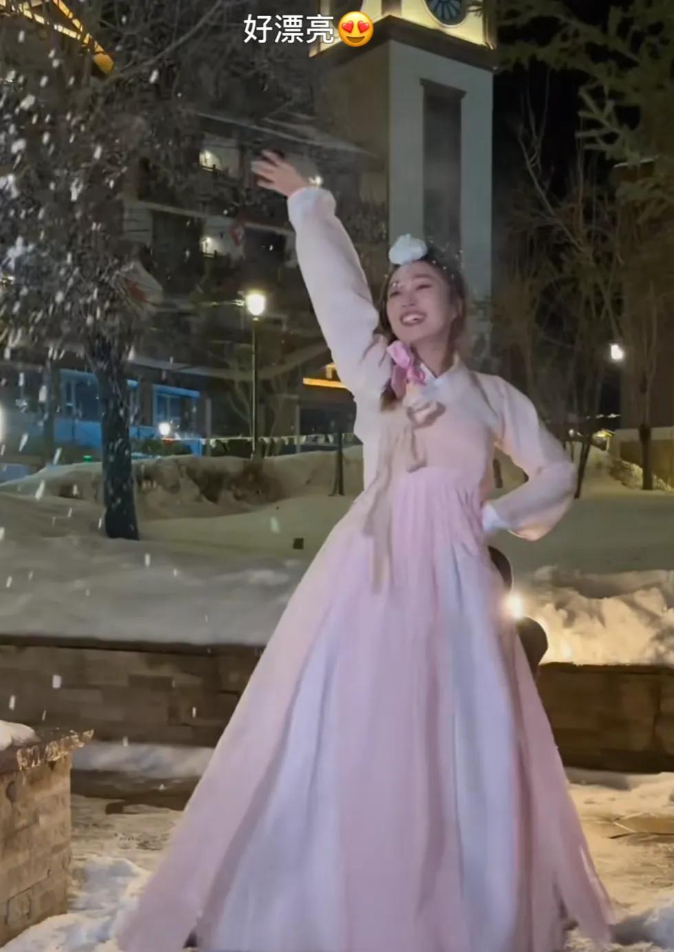 东方甄选的优优，穿上东北延边人民的服装，太漂亮了，美丽的冰雪公主，董宇辉算东方甄