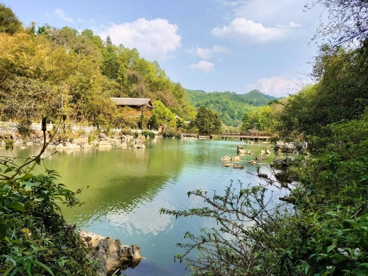 #人生难熬的苦难#
在这个快节奏的时代，每个人都会经历生活的起伏和挑战。面对人生