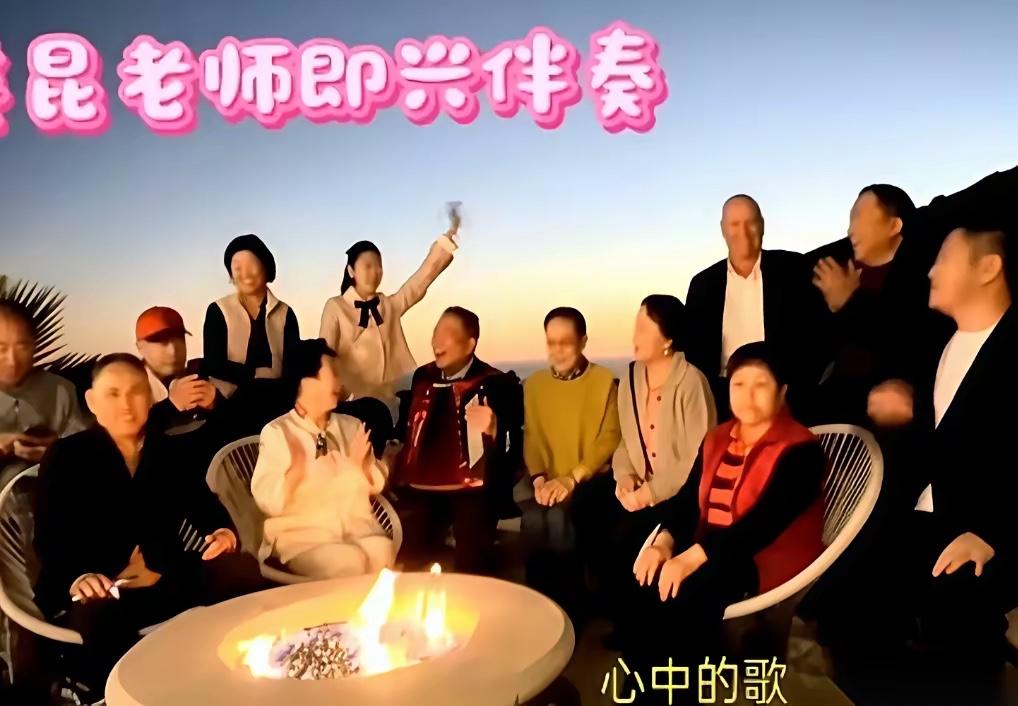 离岸式爱国！人在曹营心在汉！一帮老艺术圣诞节齐聚美国，共同高唱《我的祖国》！
不