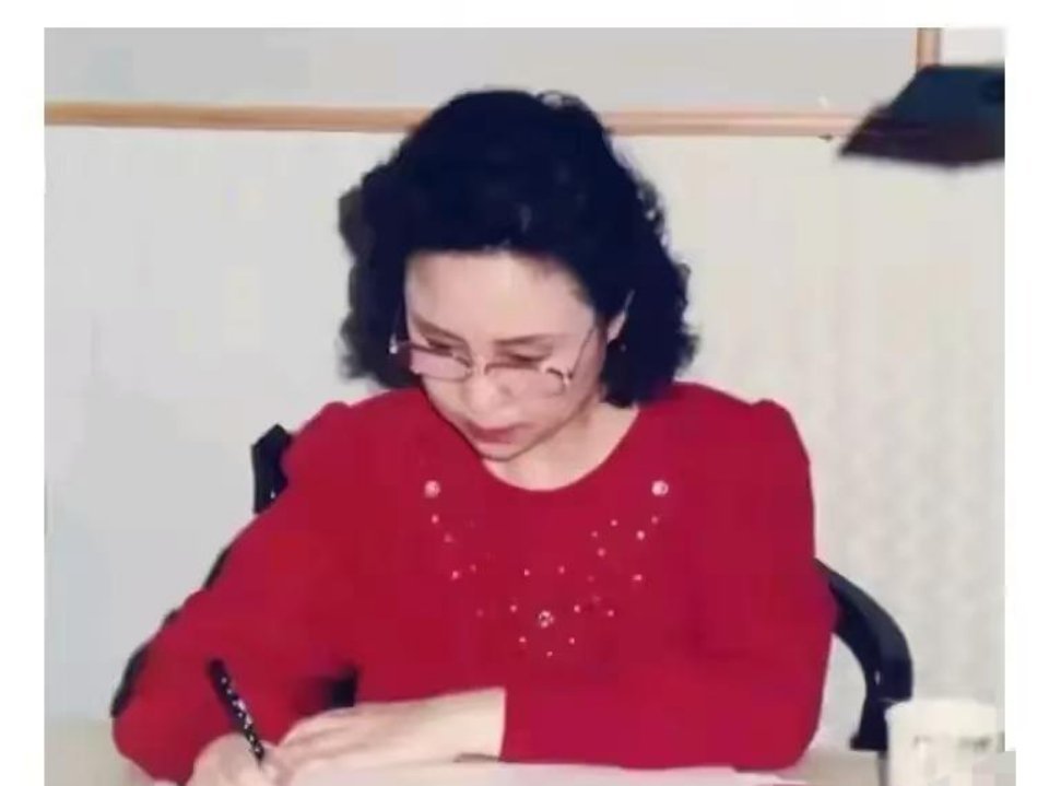 琼瑶自杀预谋了一个月才真正实施，儿子被蒙在鼓里，琼瑶先是想好什么自杀的方式，然后