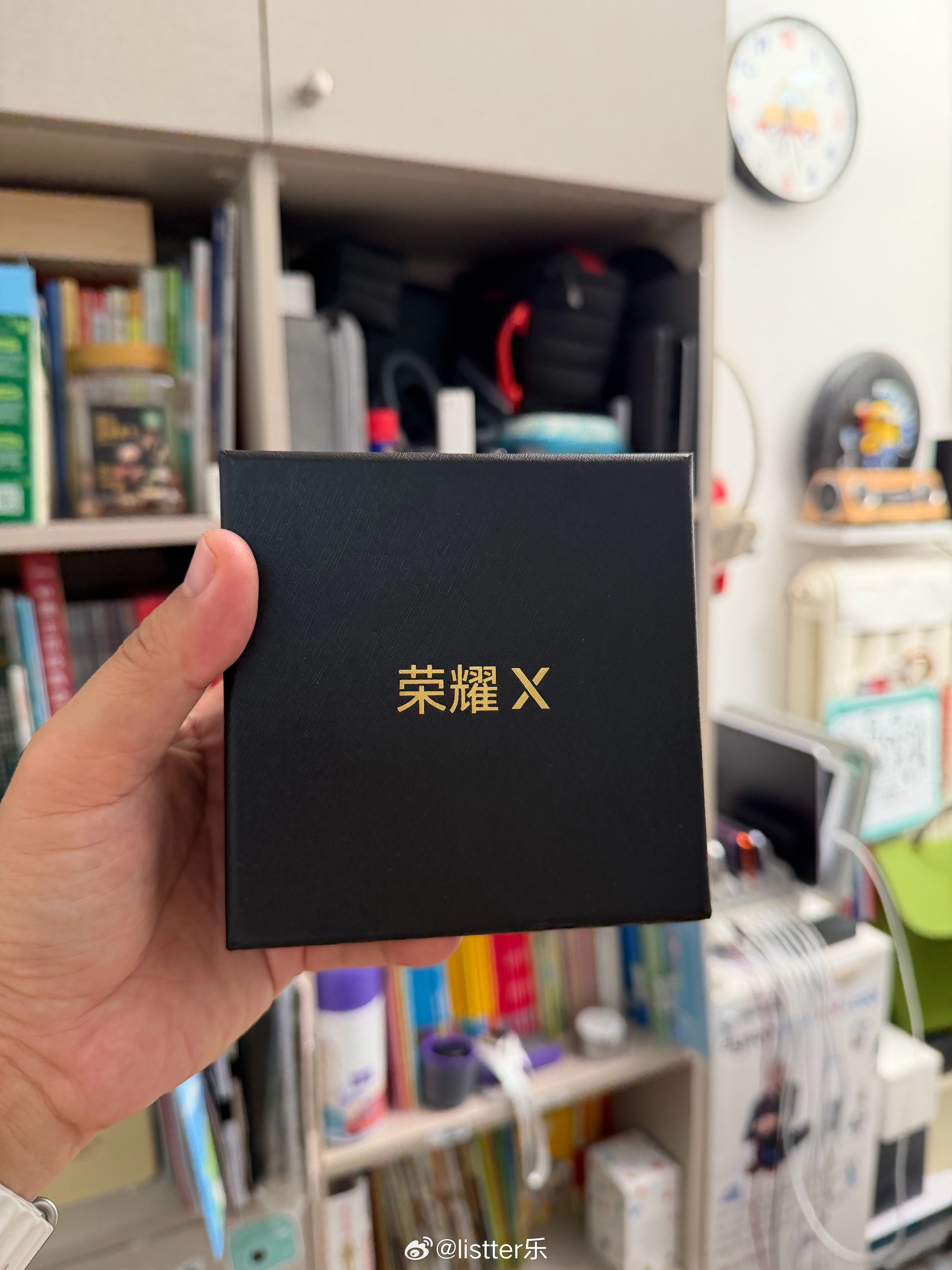 今天收到了荣耀X80系列的邀请函，很有创意，是一个金属魔方，意味着荣耀X系列的超