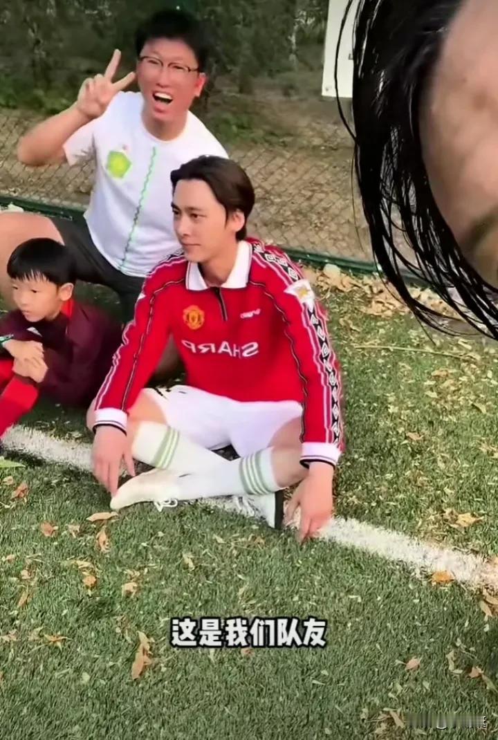 销声匿迹的演员李易峰，依然过着惬意的生活！据懂球帝消息，10月12日，李易峰与被