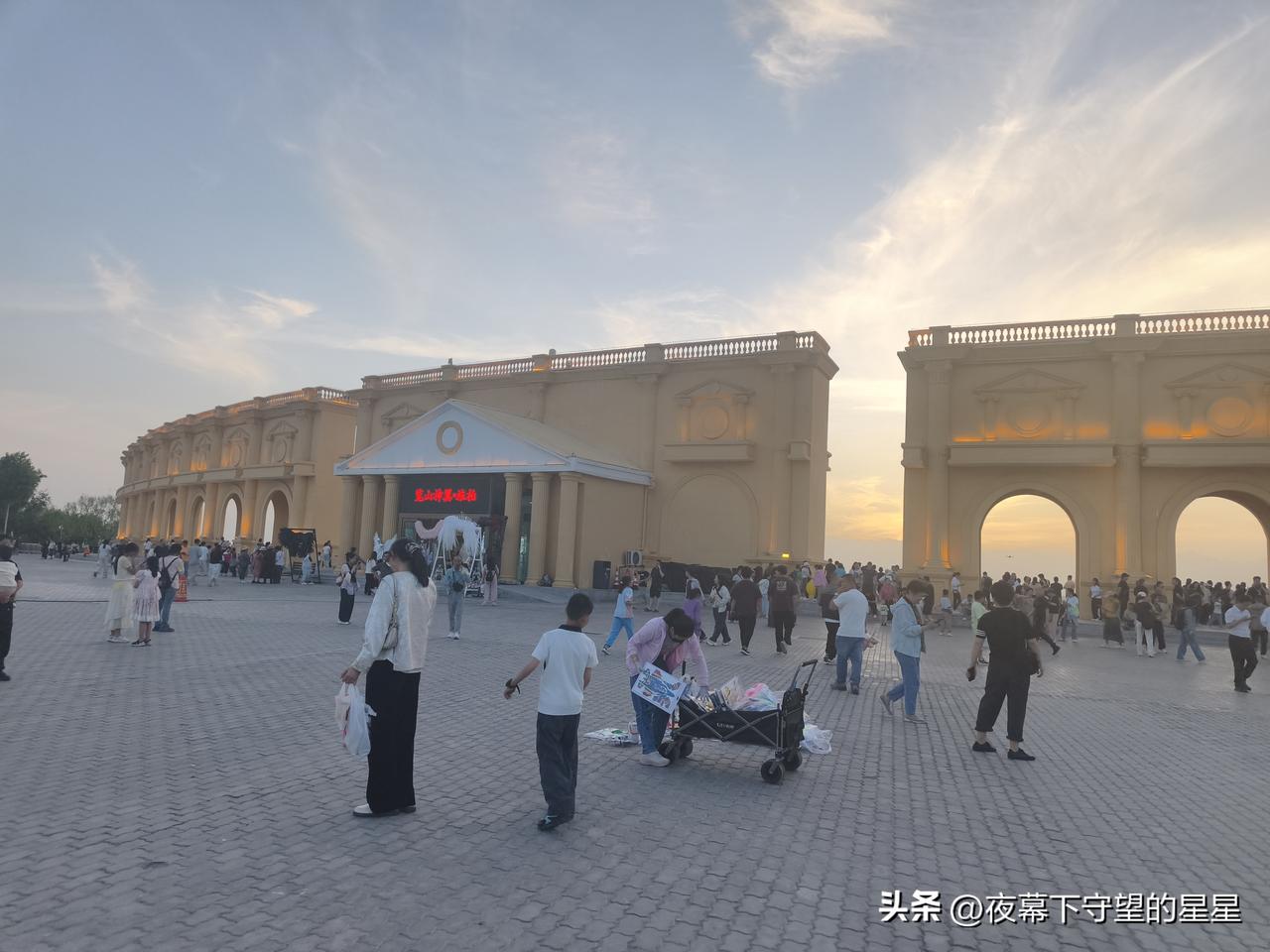 不用远赴欧洲！国内藏着一处平价“小罗马”，免费逛爆了。

每到日落时分，巨型拱门