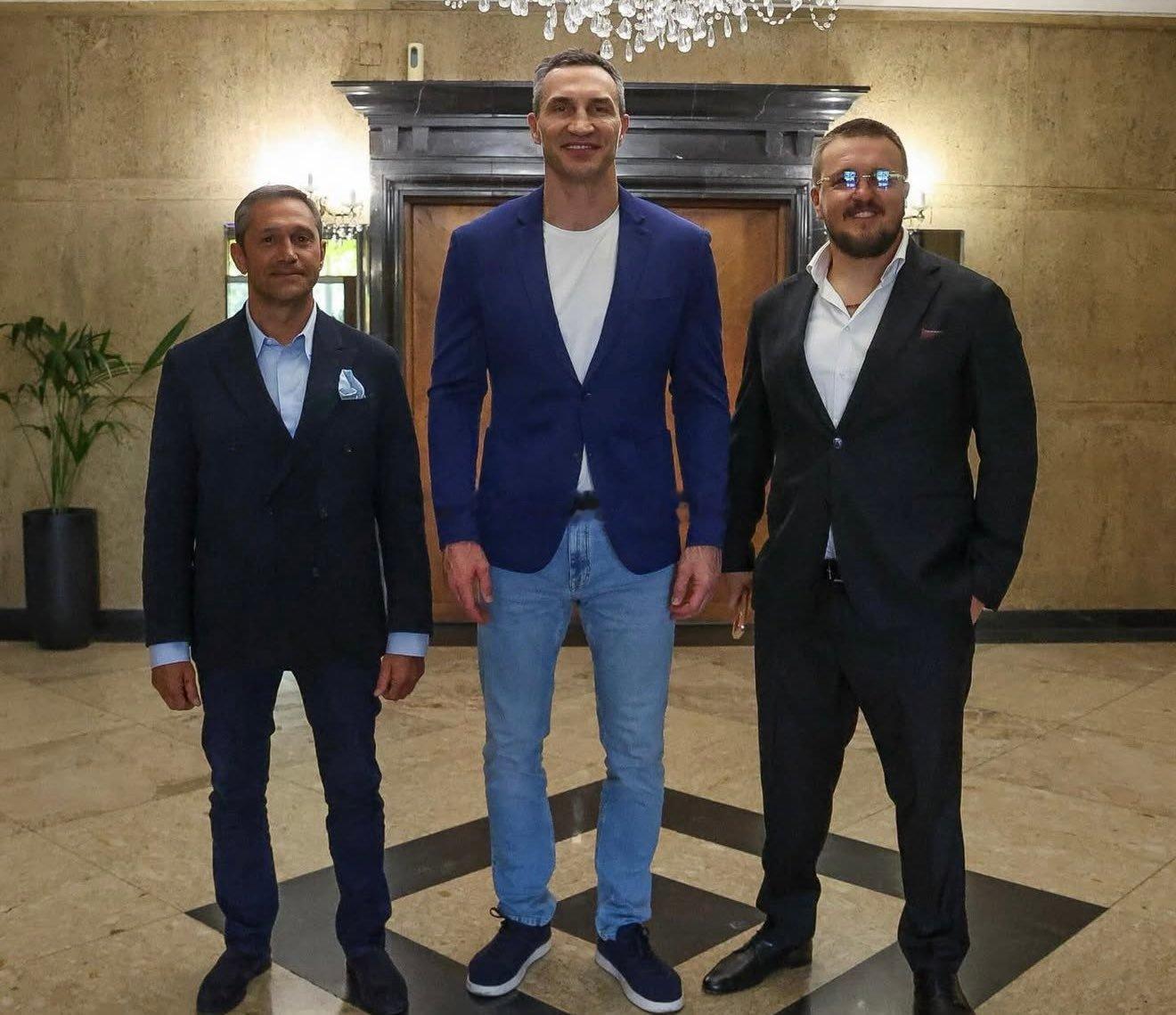 弗拉基米尔·克里琴科（Wladimir Klitschko）发了跟经纪人——亚历
