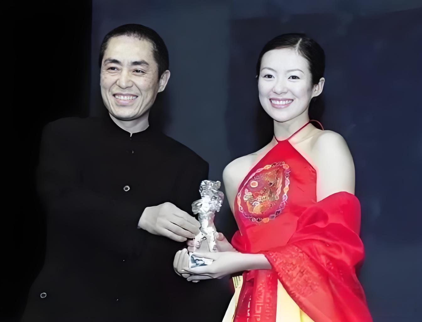 在一次颁奖礼现场，张艺谋和章子怡同台领奖，台上两人笑靥如花，互相说着赞...