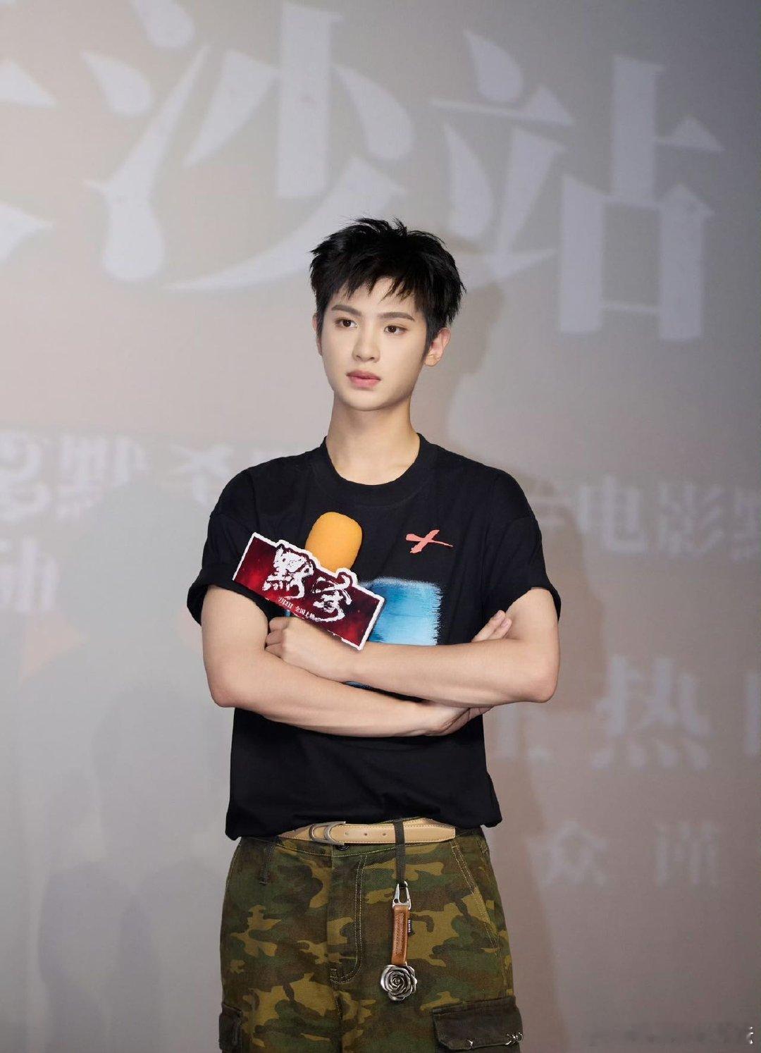 #黄明昊五亿福利#黄明昊五亿福利每一份福利都是他对粉丝的深情回馈，作品中的精彩表