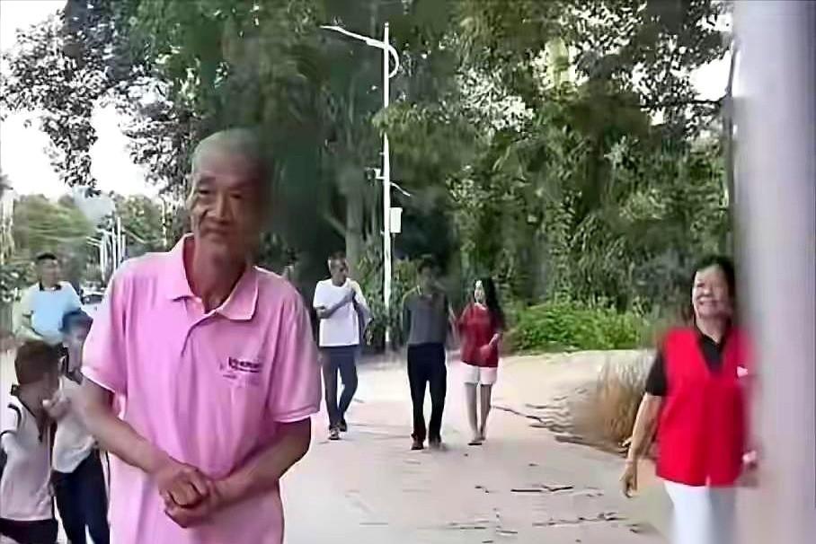 那个全网揪心的搬水泥大叔，找到家了。
一堆人涌进医院，走廊里全是匆忙的脚步声。但