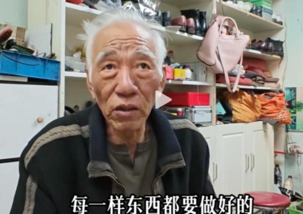 年轻人敢“躺平”吗？

近日，一位七旬的上海爷叔坦言：自己靠修鞋修包月入三万！而