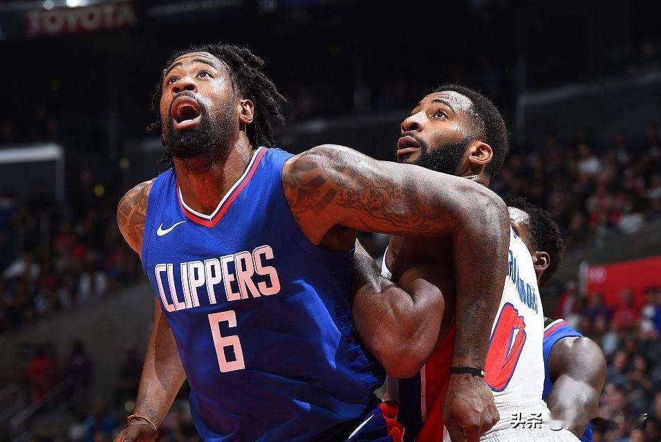 活久见！小乔丹和德拉蒙德首发对决！
今天鹈鹕对阵76人队的比赛中，鹈鹕队派出了小