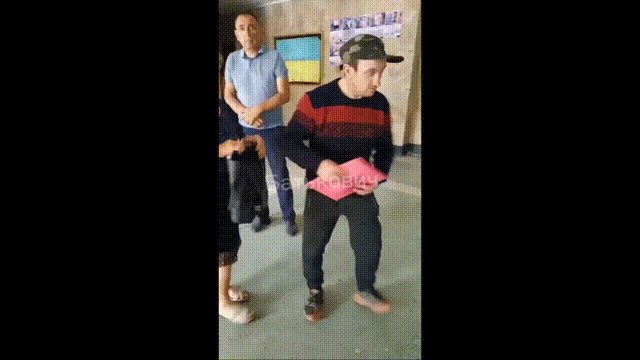 乌克兰一名脑子有病的人收到了从军的传票，绞肉机里的肉没了吗？这个男人从小患病，在