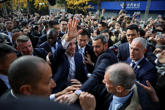 马克龙回去就变了吗？
12月8日，有知名军事博主晒出马克龙的一段发言，也就是国外