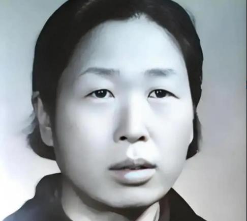 她被中央免去职务，收拾好办公桌上的私人物品，交出钥匙，坐上了开往长辛店的班车，重