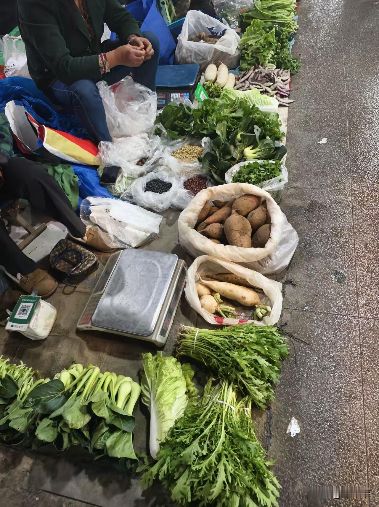 真的是一觉醒来，我对早市的“治愈滤镜”碎得稀碎！

本来想赶早市找烟火气，结果六