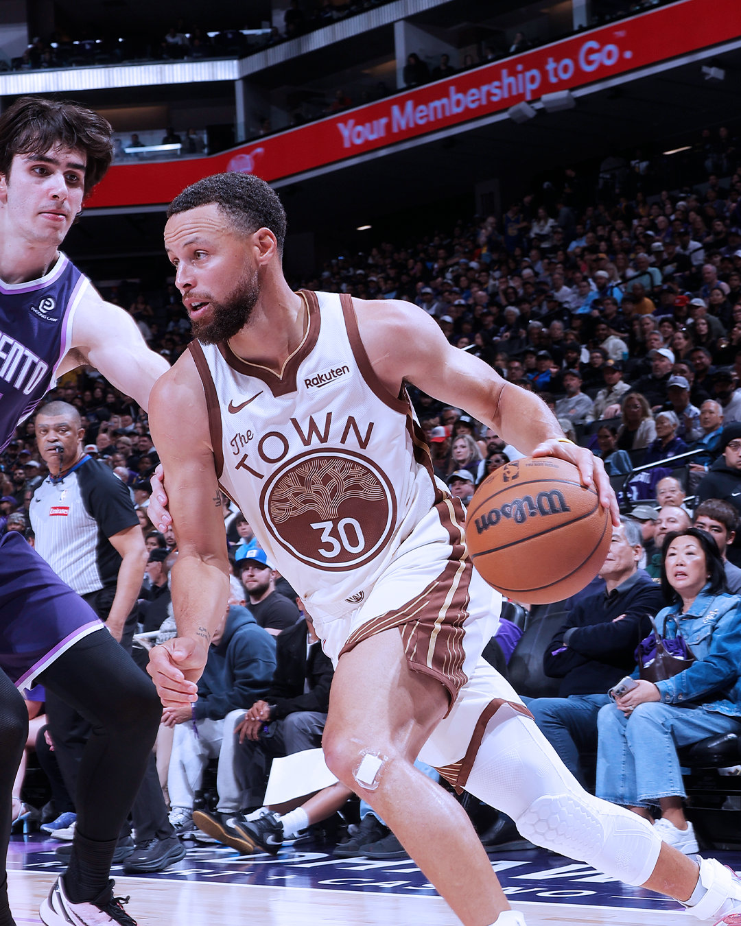 库里11分，5助攻，3篮板，2抢断。勇士vs国王