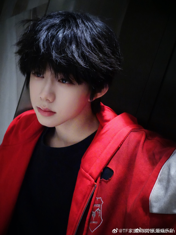 陈奕恒要让你们看到最好看的我天生爱豆说的就是陈奕恒吧，颜值能打，穿搭在线，还一直