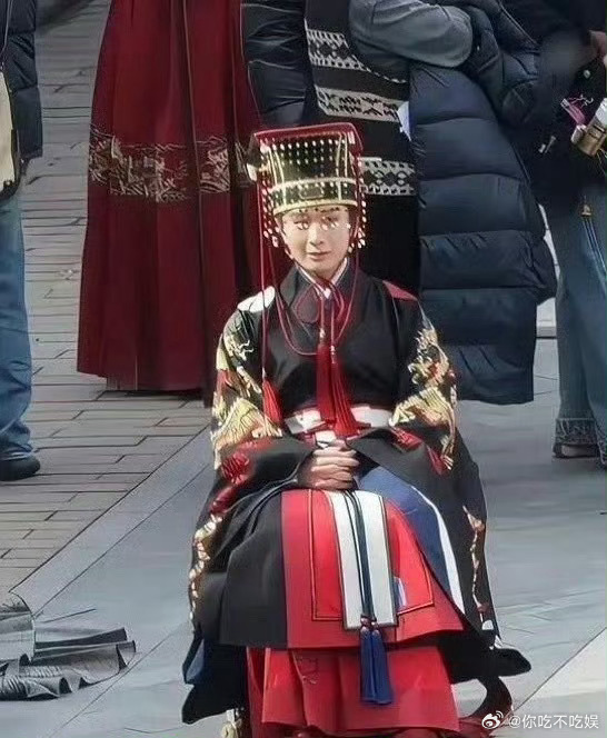 成毅真的是有点撑不起来这种衣服啊。 