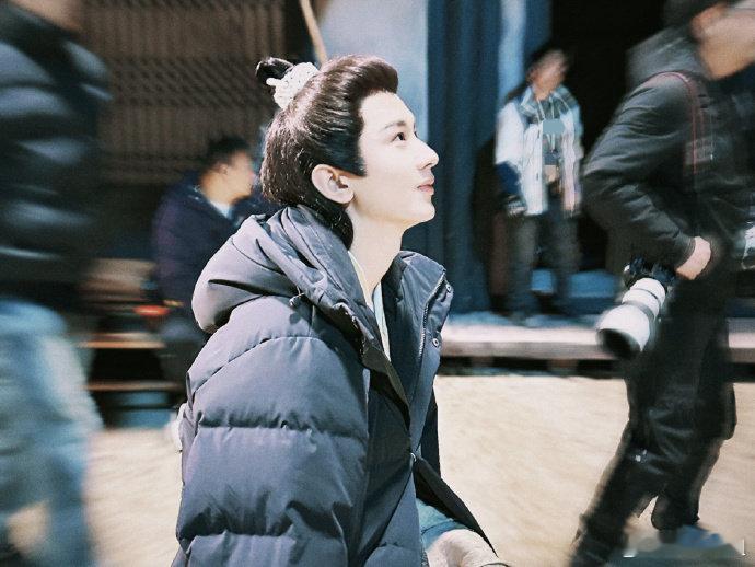 谢淮安大人的侧颜简直惊艳，光芒万丈，愈发期待正片的精彩呈现！ 