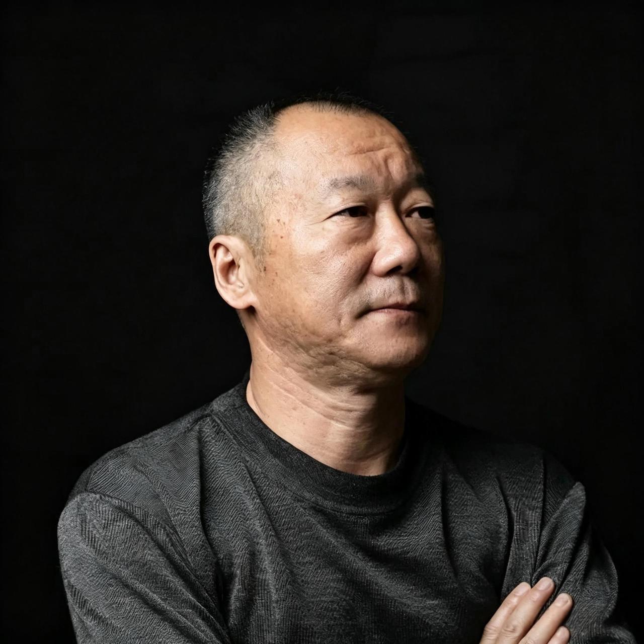 清华大学人文学院哲学系教授肖鹰从首次公开实名举报蒋方舟论文系统性抄袭、伪造注释、
