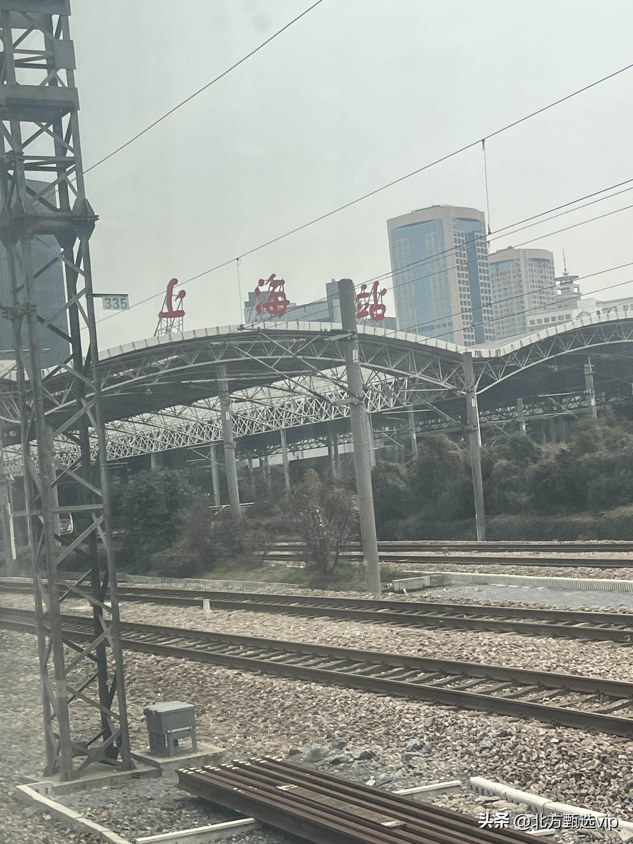 43岁，最终还是离开了上海，也许魔都不适合我。收拾最后一箱行李时，窗外的霓虹正漫