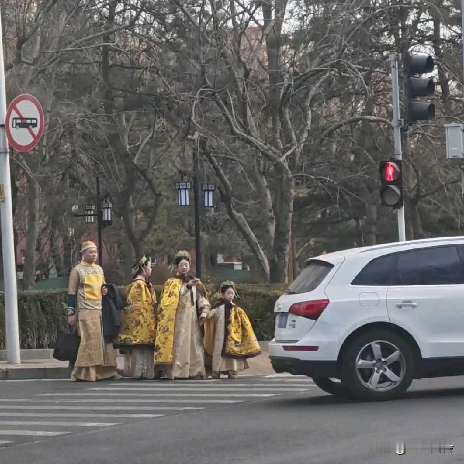 这皇阿玛一家要去哪里拜年啊？皇上怎么拿那么多东西呢，为了皇后开开心心，没办法
这