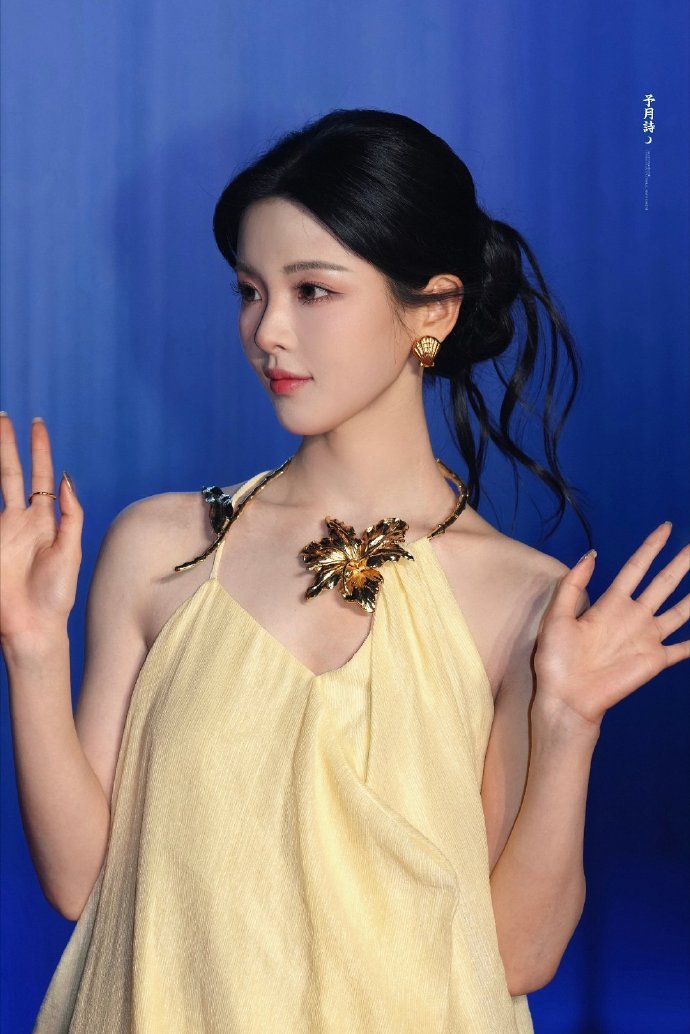 杨超越穿着洞洞鞋就出片了 谁能想到洞洞鞋也能拍出氛围感大片，杨超越直接做到了。目