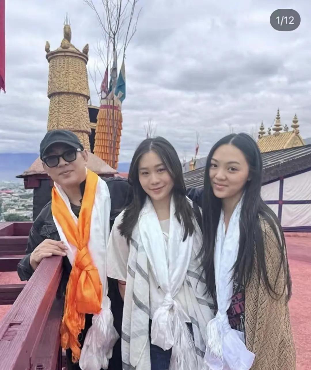 李连杰利智的女儿长相辨识度挺高的，就是颜值没有爸妈的高，看得出来这家人挺相亲相爱