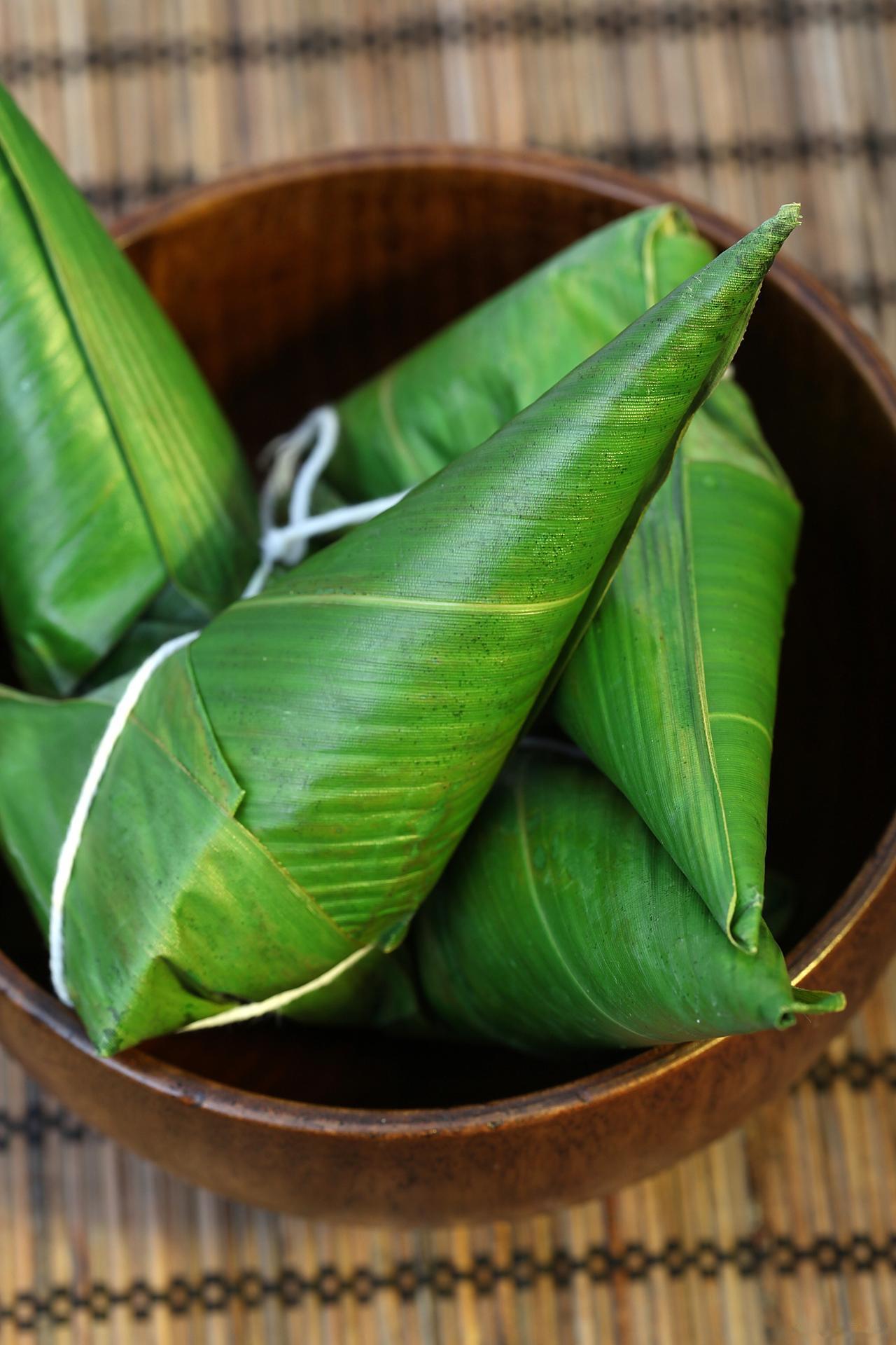 端阳风物赋——LaMa娟
 
碧叶层层裹糯香，尖角粽子盛木碗，箬青凝露裹丰年，一