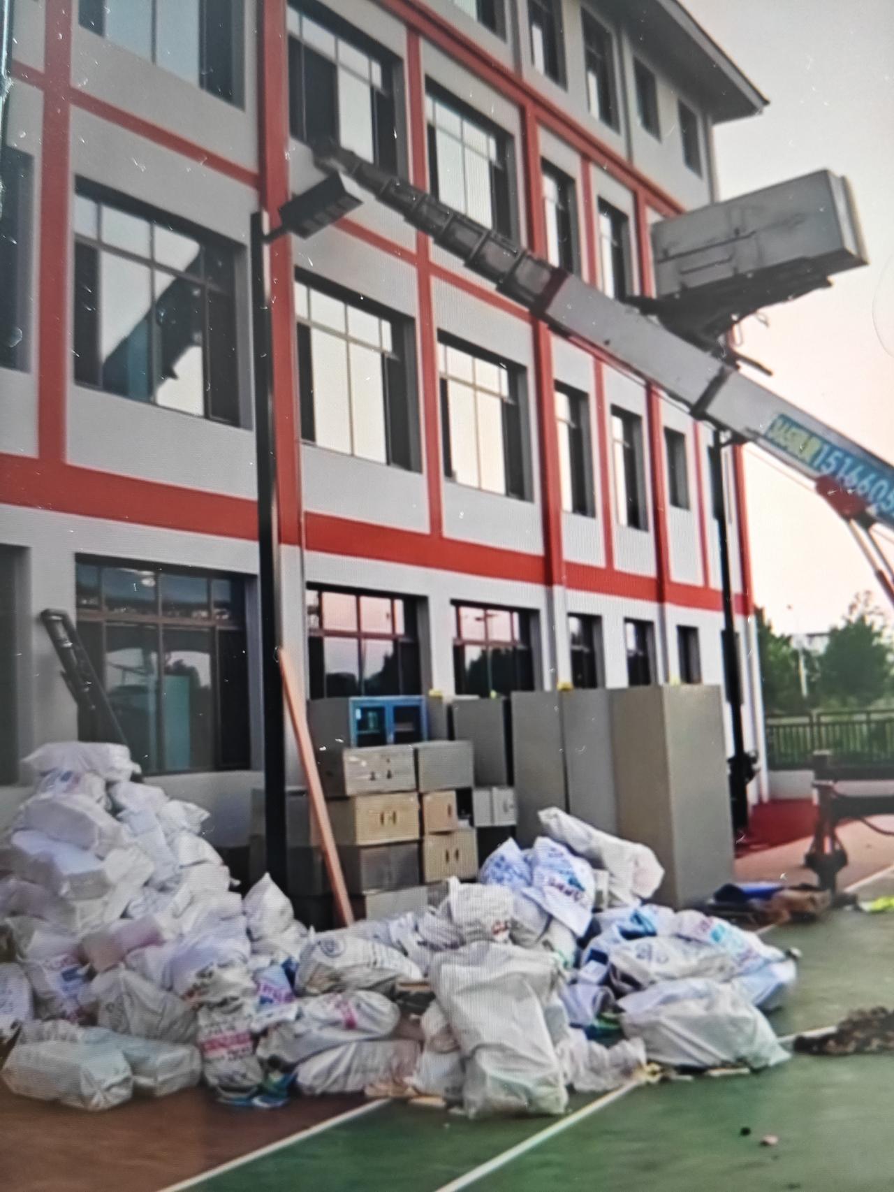 即墨区潮海街道第三小学已经从钰华街的临时校区开始搬迁到新校区！新校区位于即墨栗行