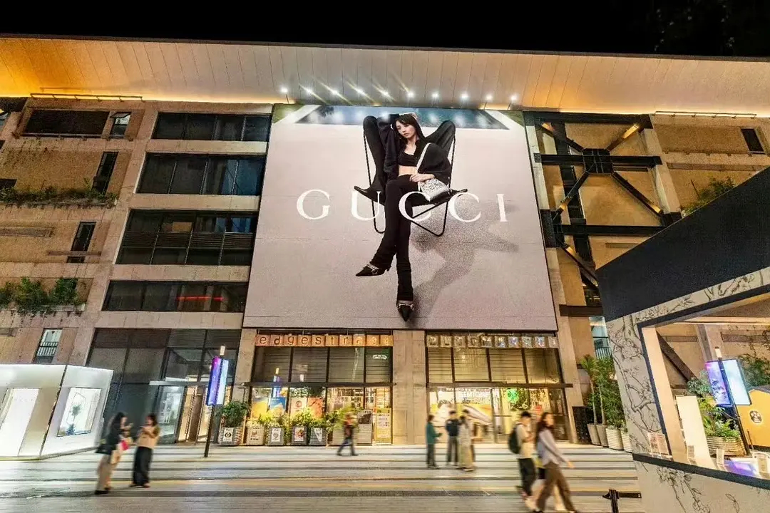 网友偶遇素颜田曦薇 恭喜小田解锁Gucci第三个全球大地广也是她首块海外单人地广