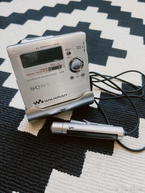 刚刚突然聊到了陈小春0932的歌记忆瞬间拉回了高中时代，那会儿听的比较多然后记得