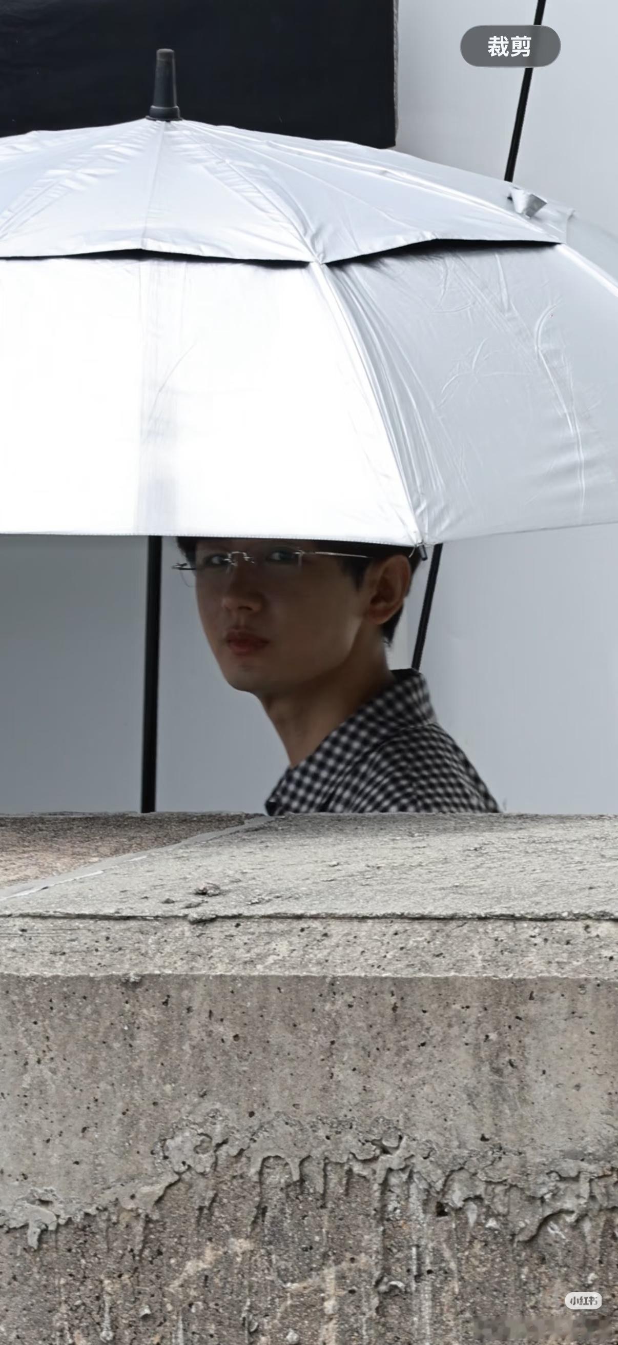 油黑油黑的，下巴好短。 ​​​
