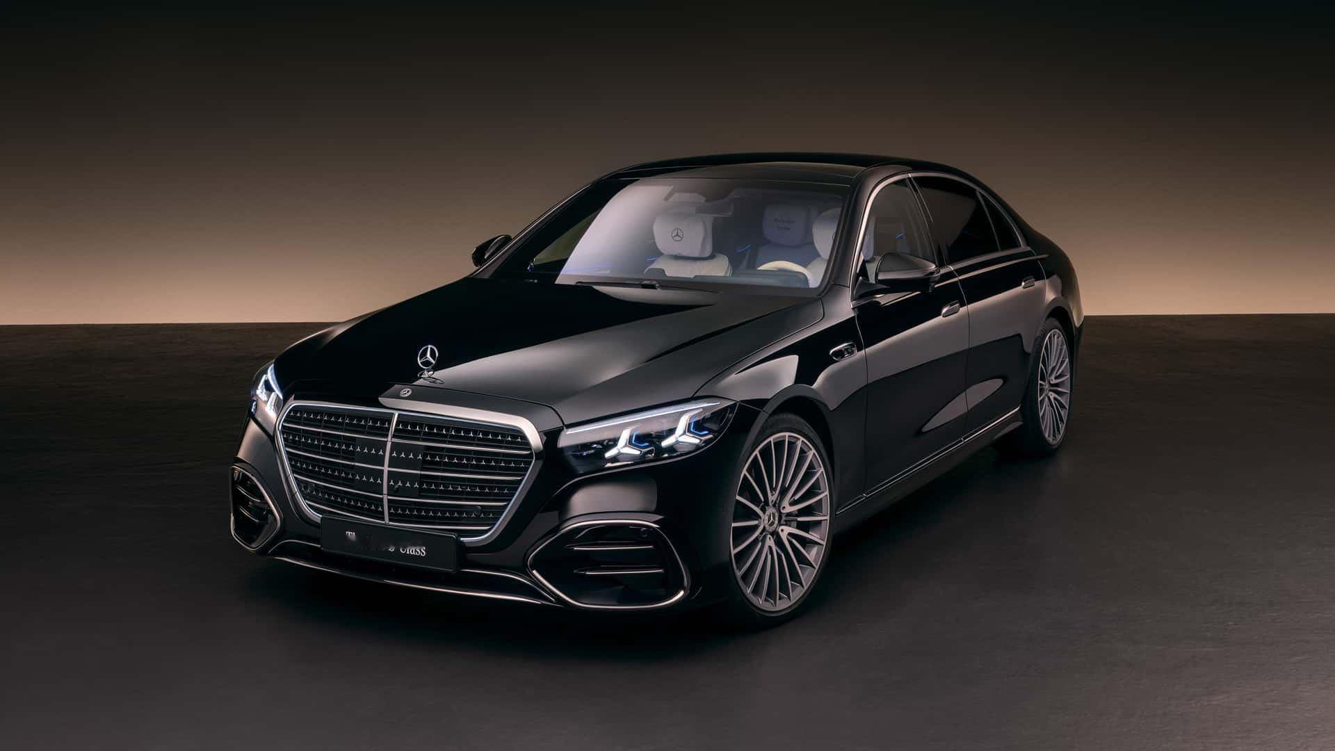 我上大学的时候跟学长跑婚庆，当时开的是W222前期款S320L，在我21岁的眼里