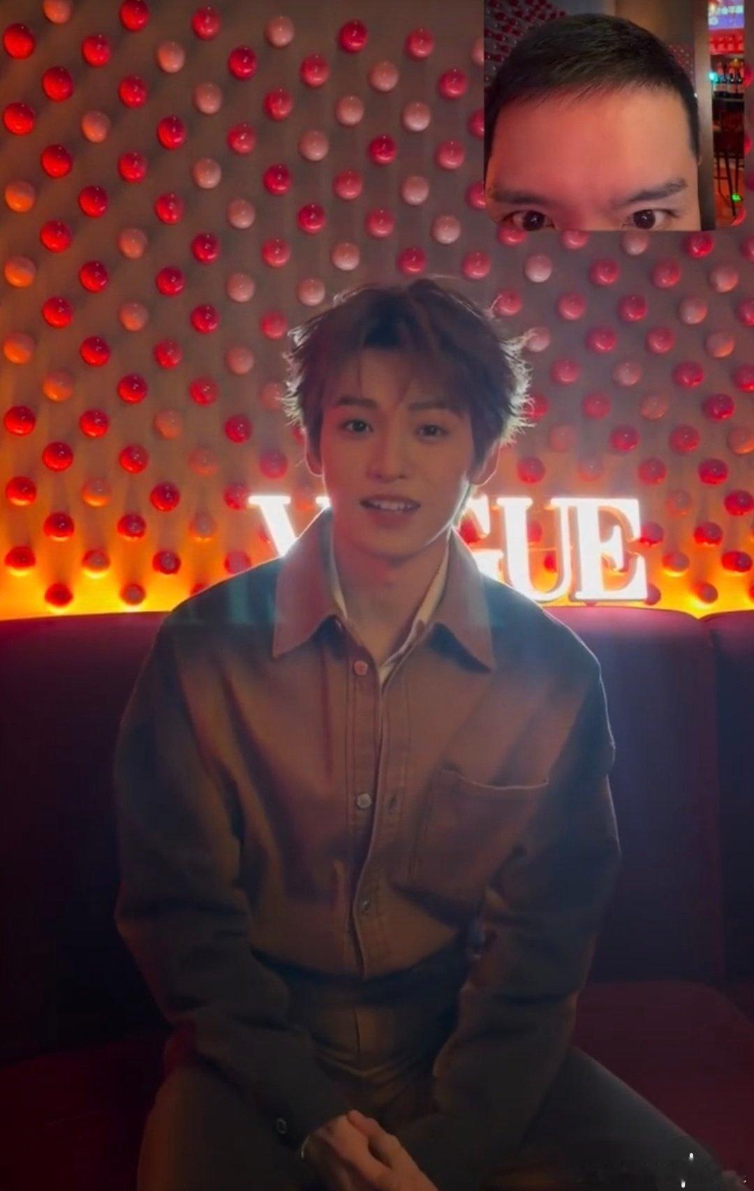 刘冲发了梓渝，梓渝去了Vogue编辑部年会，还夸他挺帅/个子高/说话落落大方得体