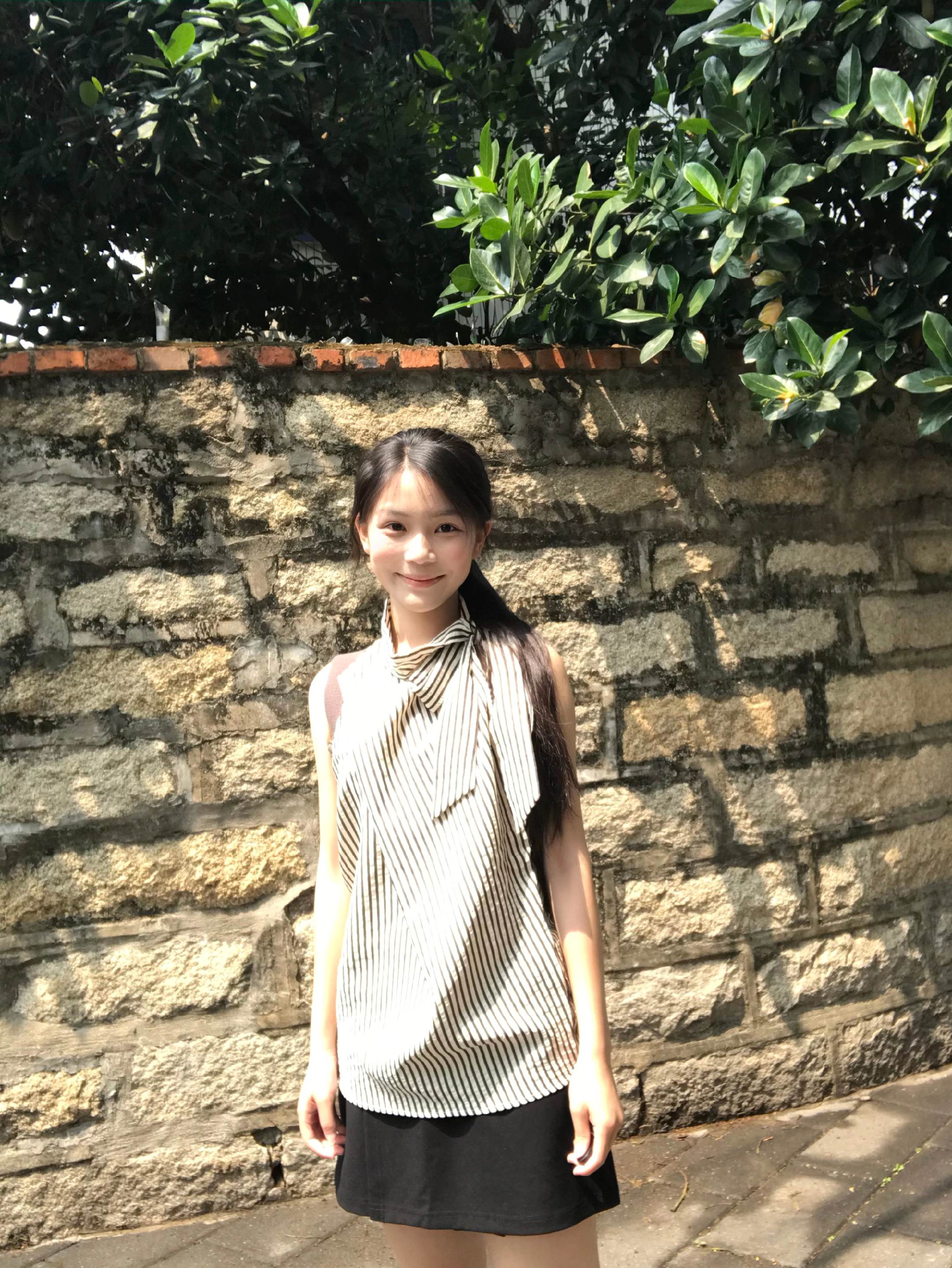 你温柔的长发 在风中划过嘴角。