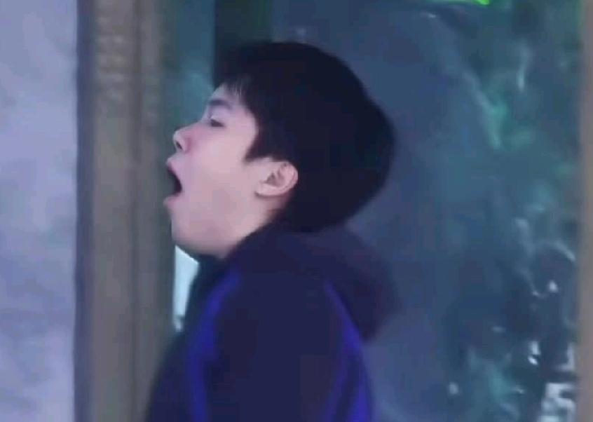 楚钦打个哈欠都上热搜了
睡不醒啊，睡不醒啊，快看
刚起床，大脑宕机状态的楚钦[呲