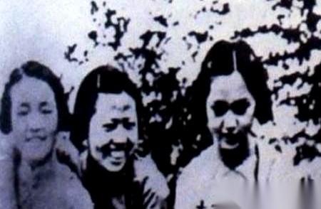 “只要你从了我，就可以放你出去，这200块钱也是你的。”
一个监狱长，对着一个年