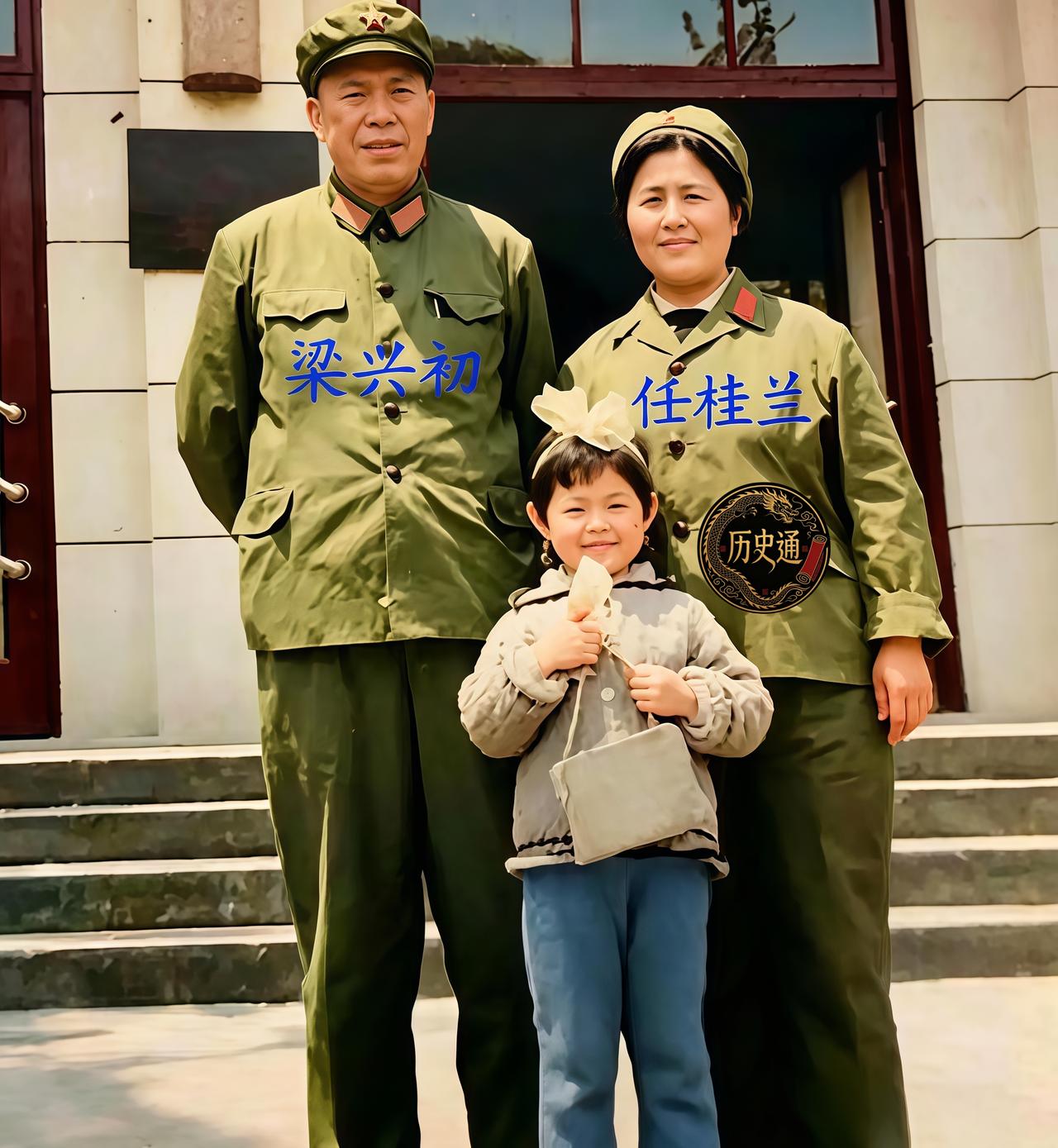 梁兴初是从江西吉安打铁巷里走出来的。家里穷，十二岁就被送去学打铁，锤柄磨得发亮。