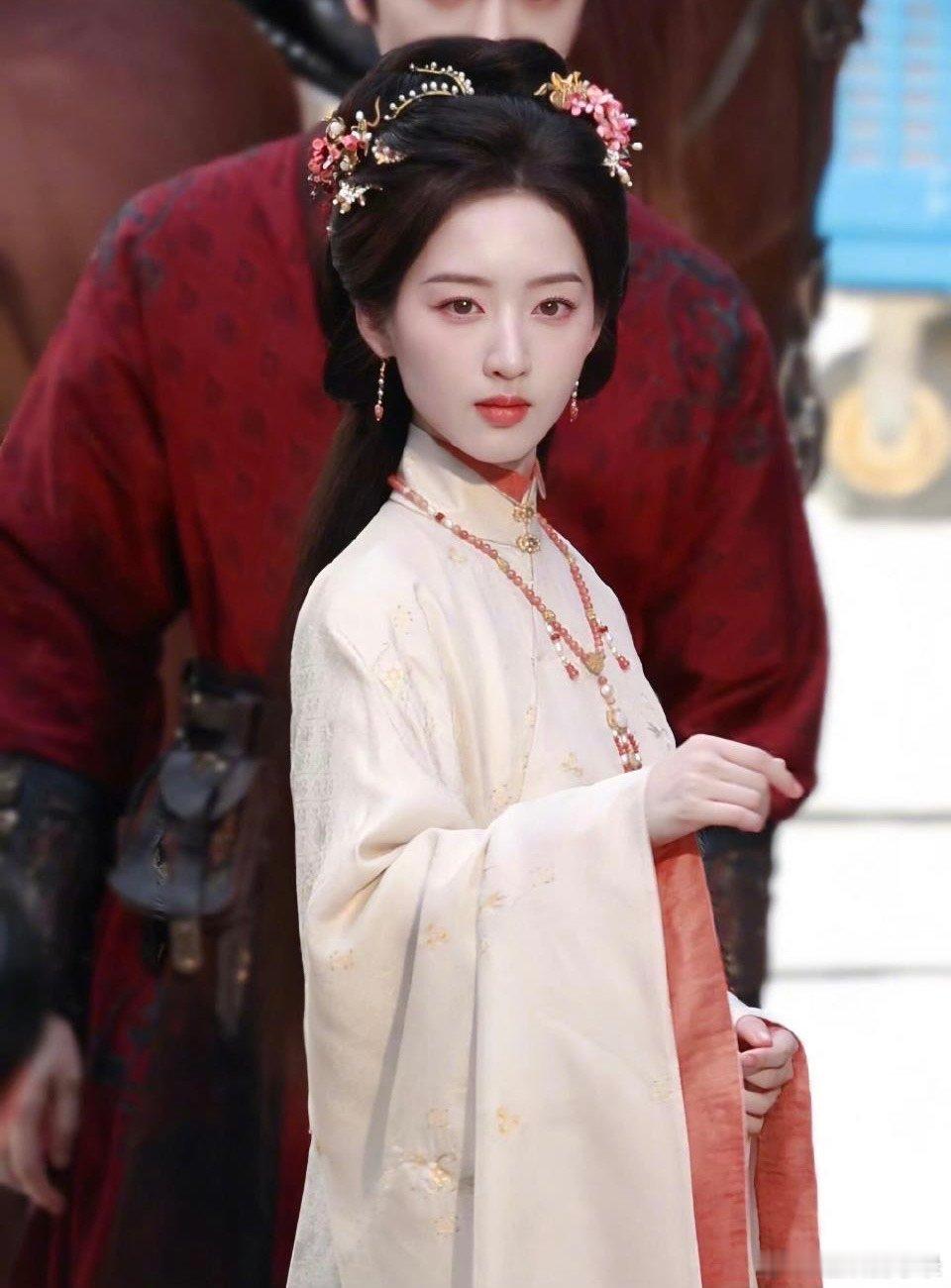 邓恩熙新剧吃泔水催吐没有柔光美化，毫不回避残酷画面，邓恩熙完美演绎傅庭芸跌入泥潭