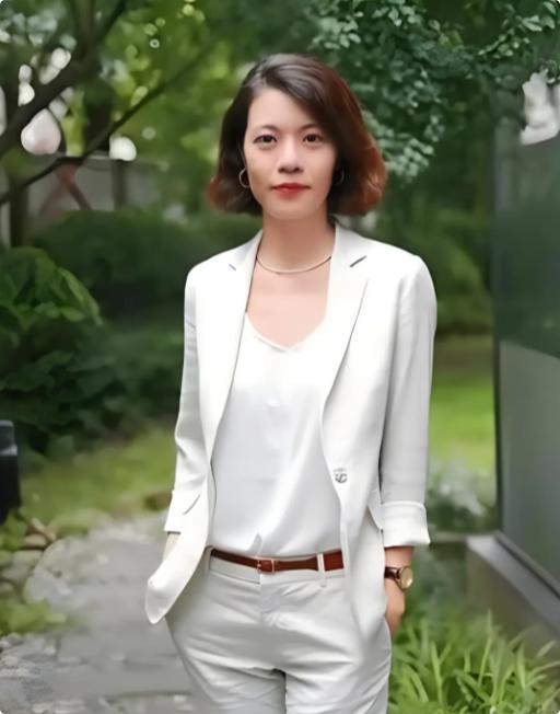 复旦大学陈果教授说："你信不信那个不图钱，善良又痴情，心软又嘴硬的女人，到最后除