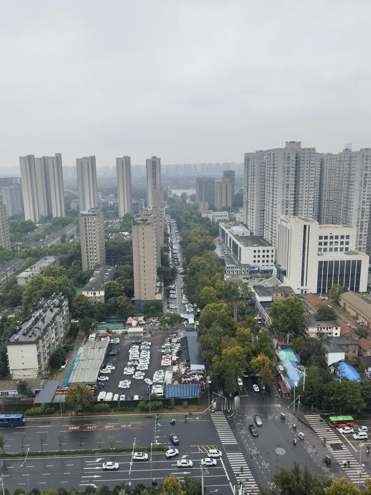 #秋日生活打卡季#今天西安天气气温降到7～9度，小雨，有风，深秋到来了