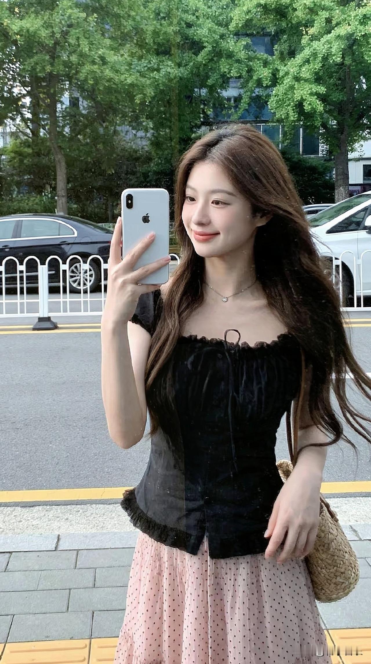 甜美少女风穿搭，黑色蕾丝上衣搭配粉色波点裙，元气满满！💕👗👗分享一张随手拍