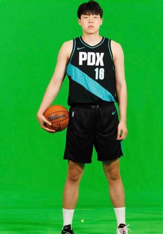 看了一下，杨瀚森这波已经有2个星期没有打比赛了。g联赛的比赛来的正好，职业球员确