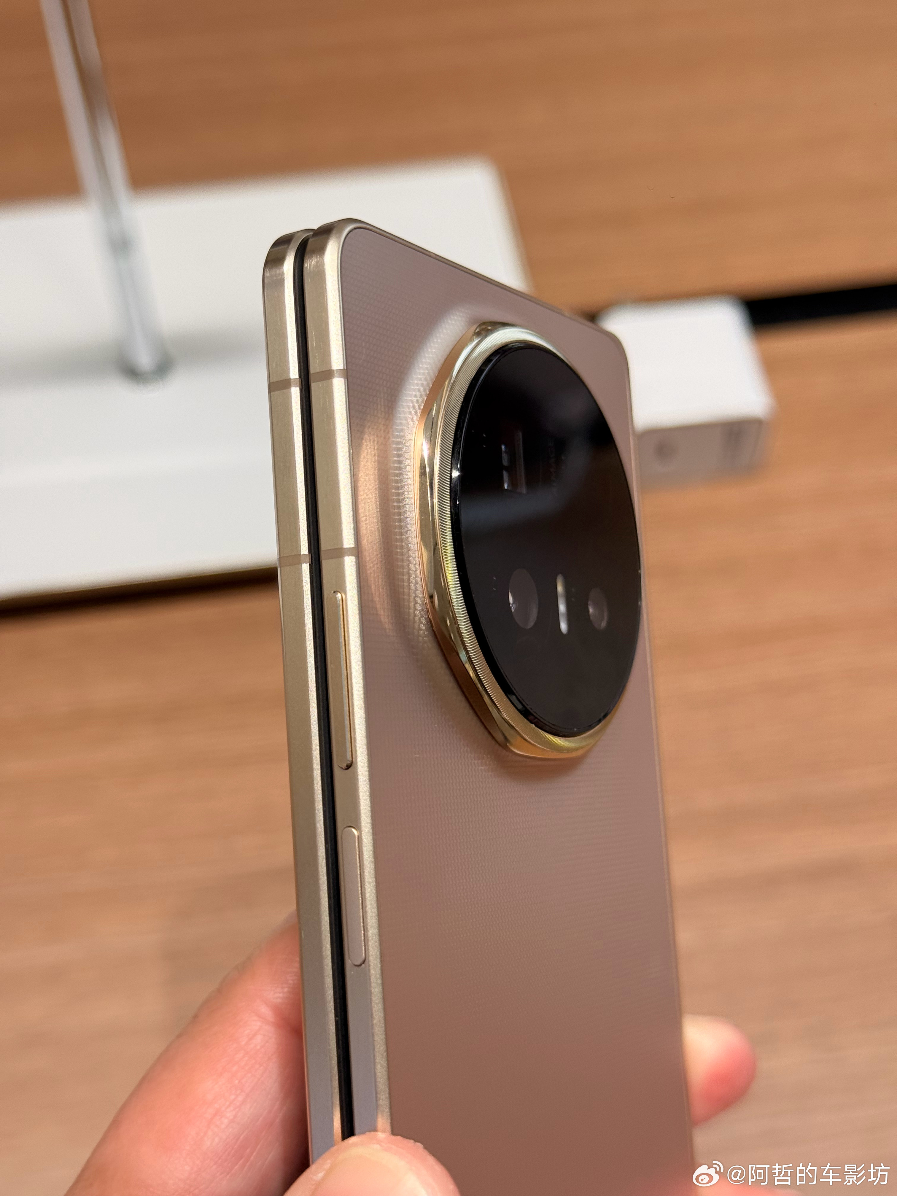 荣耀Magic V6今天开售手感摸着是真的薄设计完全奔着商务气质去摄像模组周边的